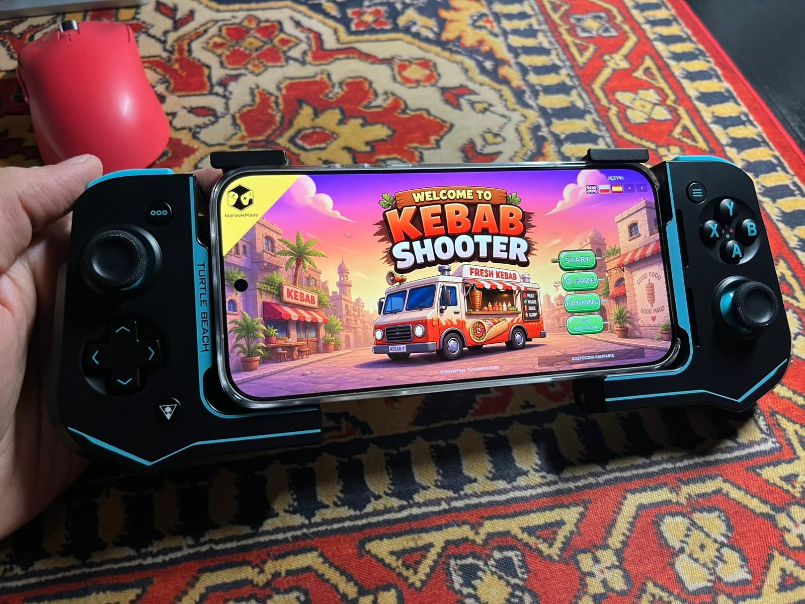 Kebab Shooter uruchomiony na telefonie z Androidem z kontrolerem